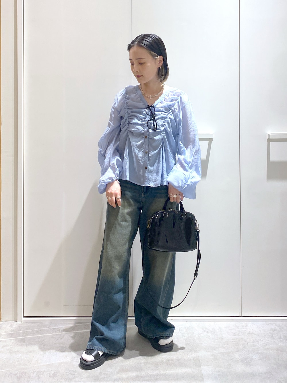 「春ファッション、おでかけコーデ、オトナカジュアル、シンプル、パンツコーデ、150cm台コーデ、デニムコーデ、ブルべ冬、シアートップス、低身長」｜「FREE'S MARTの◇Vネックシャーリングブラウス（シャツ/ブラウス、ブルー系）」を使った、miko.さん（レディース・152cm）の春コーディネートの1枚目の写真