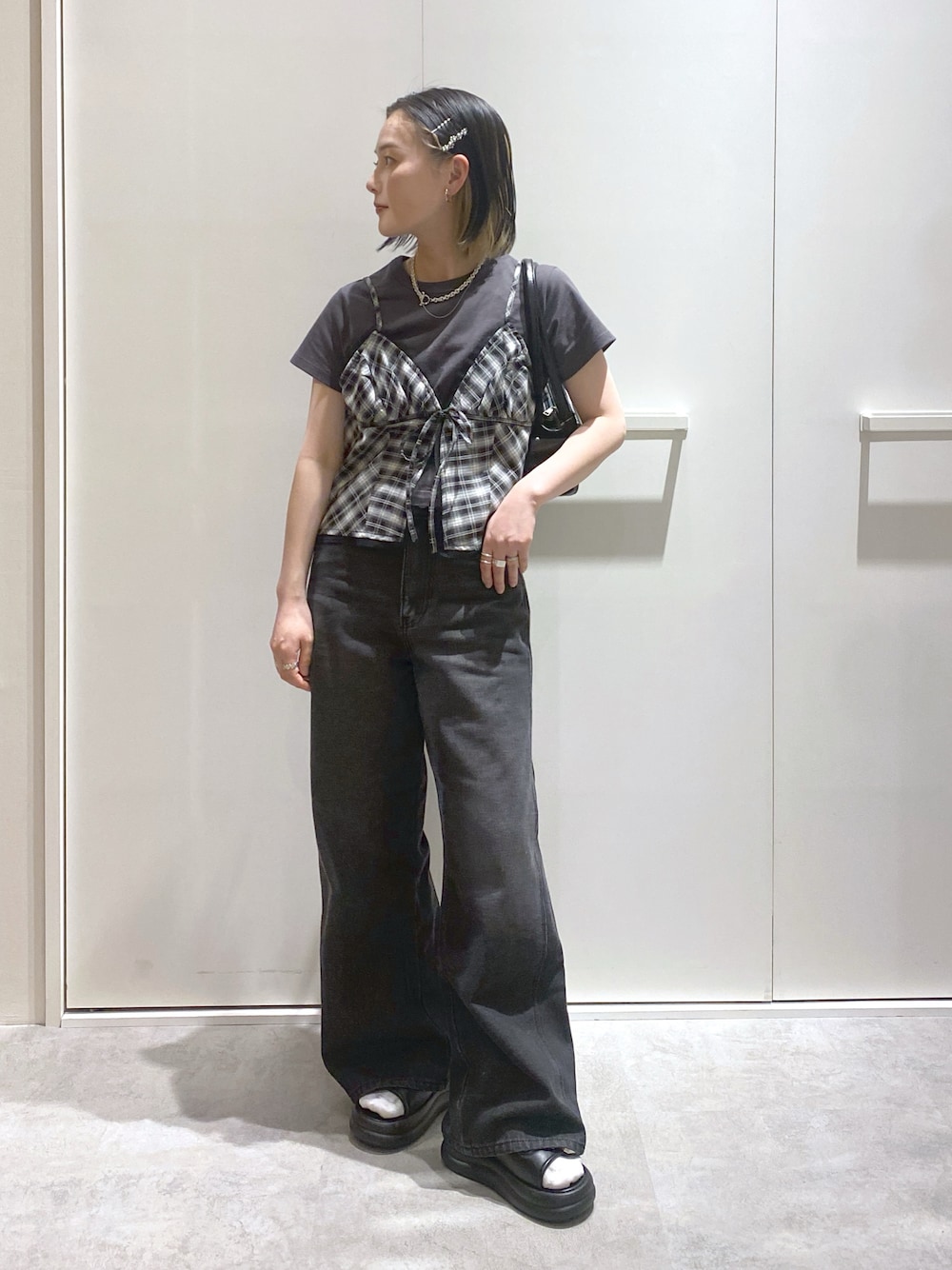 「休日スタイル、低身長、低身長コーデ、デニム、カジュアル、カジュアルコーデ、ビスチェ、キャミソール、Tシャツ、モノトーン」｜「FREE'S MARTの[低身長サイズ・Lサイズあり］サイドパネルヴィンテージライクワイドデニム[Sシリーズ]（デニムパンツ、ブラック系）」を使った、miko.さん（レディース・152cm）の春コーディネートの1枚目の写真