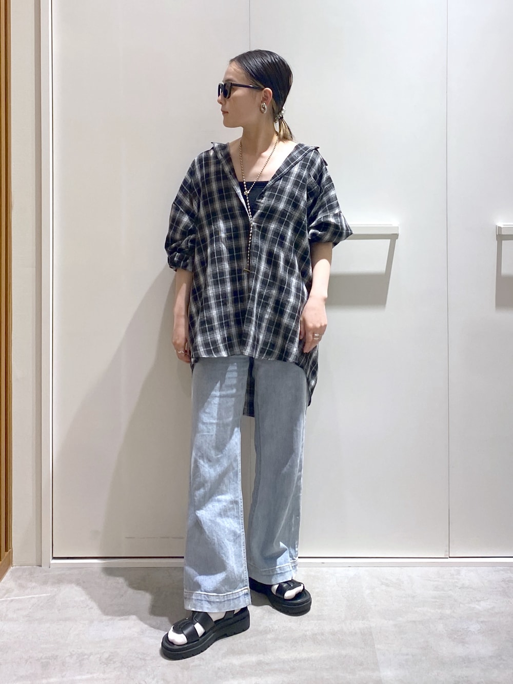 「柄シャツ、チェック、ブラックコーデ、低身長、低身長コーデ、大人カジュアルコーデ、休日スタイル、休日コーデ」｜「FREE'S MARTの◇[低身長サイズ・Lサイズあり]ベーシックワイドデニム[Sシリーズ]（デニムパンツ、ブルー系）」を使った、miko.さん（レディース・152cm）の夏コーディネートの1枚目の写真