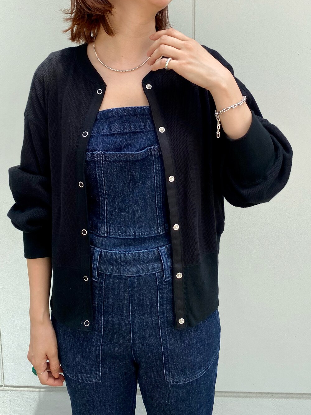 ブルー系のサロペット/オーバーオール、ブラック系のカーディガン/ボレロ、シルバー系のネックレスを着用したレディースの夏コーディネートの1枚目の写真