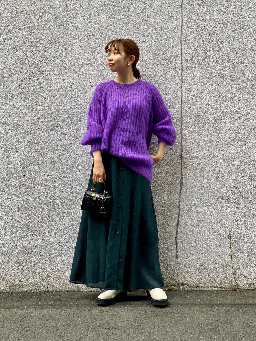 「秋のコーデ、カジュアルコーデ、大人カジュアル、休日スタイル、ロングスカート、だから秋服が好き、ハート、パープル、シンプルコーデ、カラーニット、厚底シューズ、サイドゴアブーツ」｜「MADEMOISELLE ROPE'のKIDモヘアクルーネックニットプルオーバー（ニット/セーター、パープル系）」を使った、nishiさん（レディース・155cm）の秋コーディネートの1枚目の写真