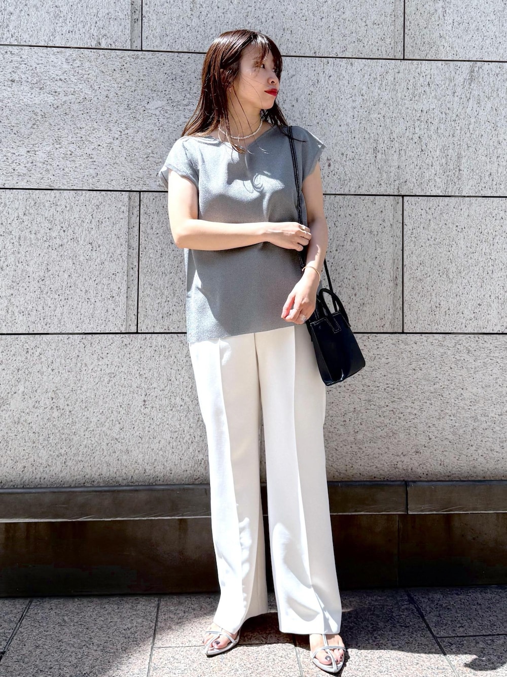 シルバー系のシャツ/ブラウス、ホワイト系のその他パンツ、ブルー系のショルダーバッグを着用したレディースの夏コーディネートの1枚目の写真