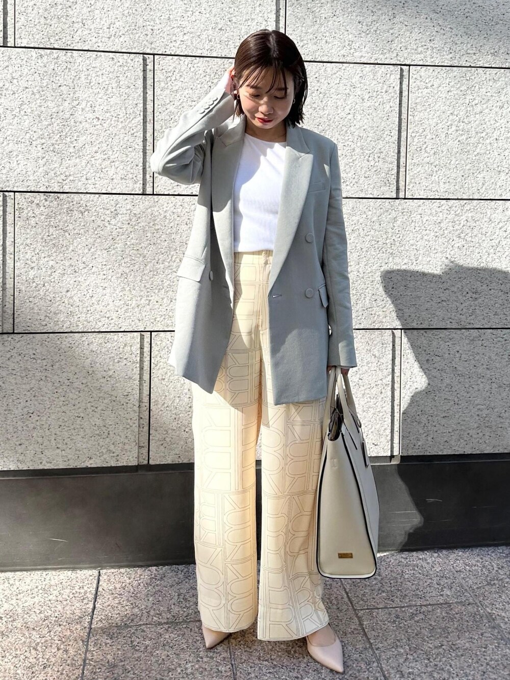 ベージュ系のパンプス、ベージュ系のトートバッグ、ホワイト系のその他パンツを着用したレディースの冬コーディネートの1枚目の写真