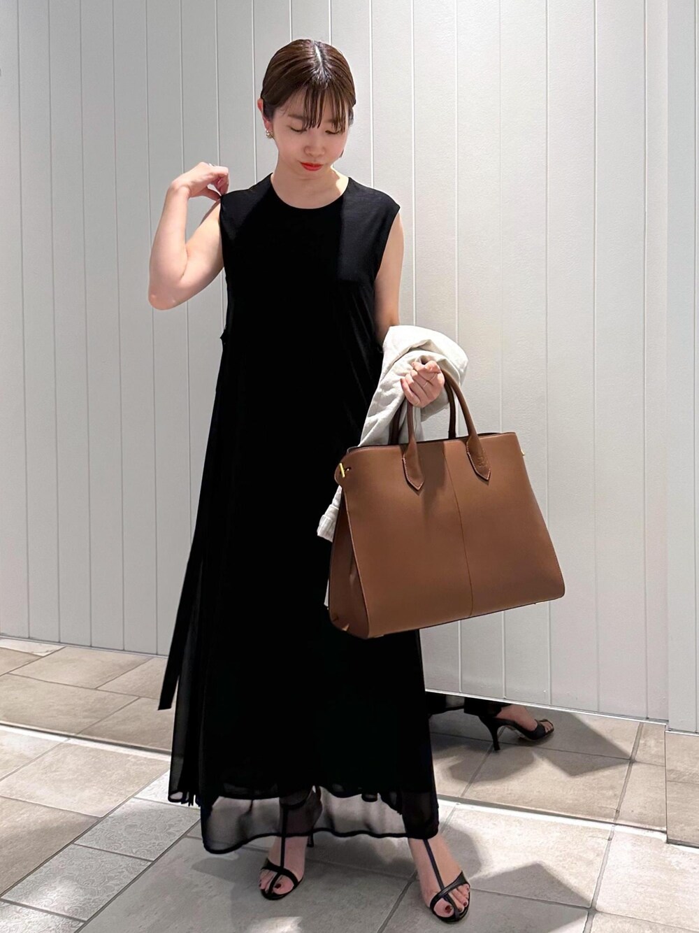 「お出かけコーデ、通勤コーデ、ルミネスタッフ、ブラック、ワンピース、ノースリーブ、シアー、サンダル、ヒール、ROPÉ、A4、通勤バッグ、24SS春の新作、24SS夏の新作、イエベ」｜「ROPE'のロープノットモチーフバングル【メディア掲載】（バングル/リストバンド、ゴールド系）」を使った、nishiさん（レディース・155cm）の春コーディネートの1枚目の写真