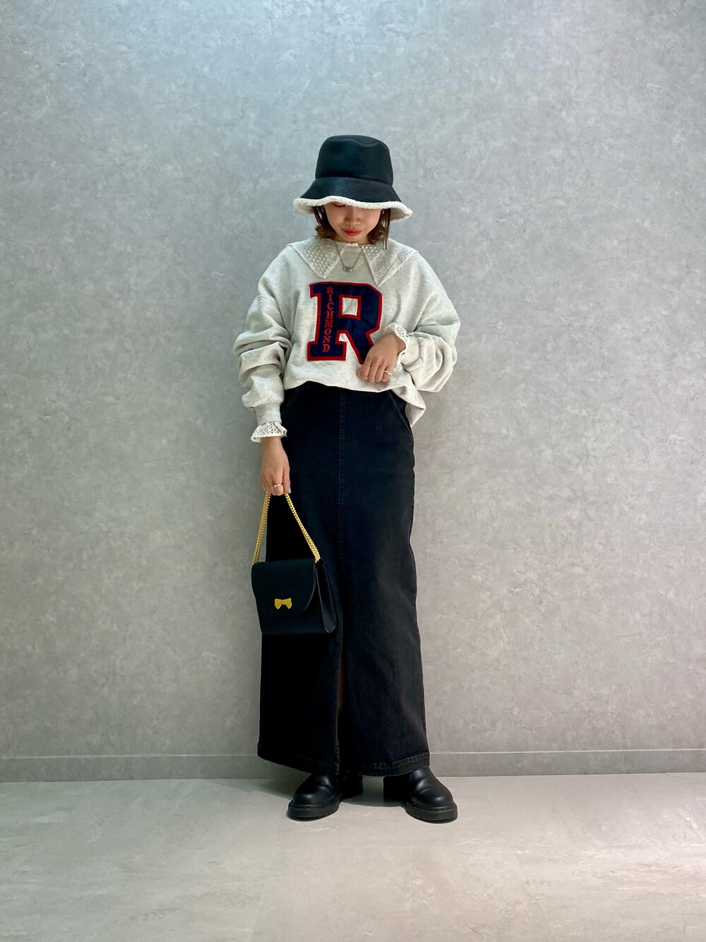 ホワイト系のシャツ/ブラウス、ブラック系のサロペット/オーバーオール、ブラック系のブーツを着用したレディースの秋コーディネートの1枚目の写真