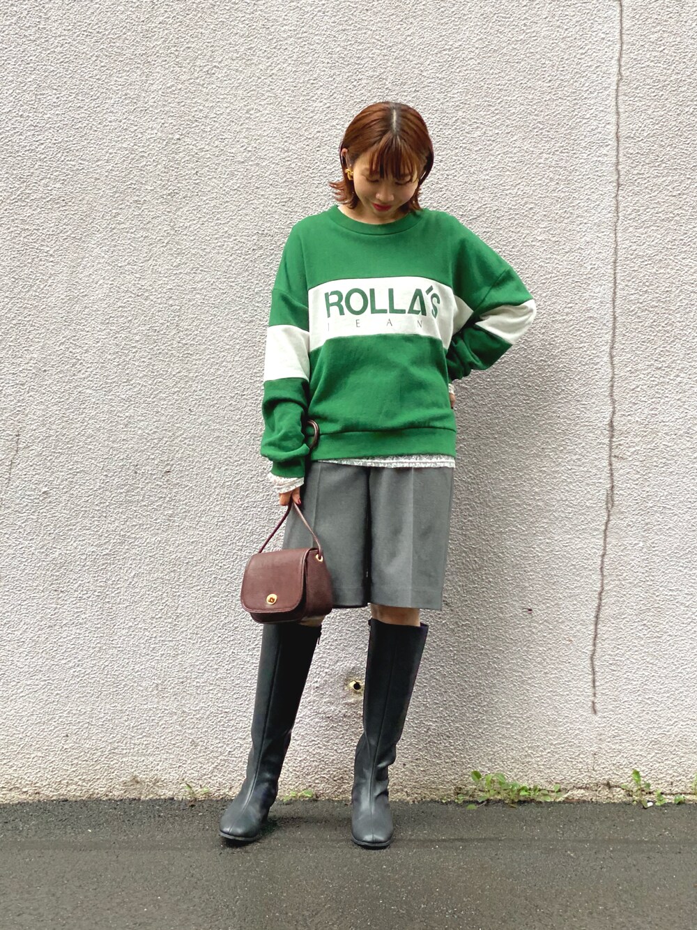 グリーン系のスウェット、グレー系のその他パンツ、ブラウン系のショルダーバッグを着用したレディースの秋コーディネートの1枚目の写真