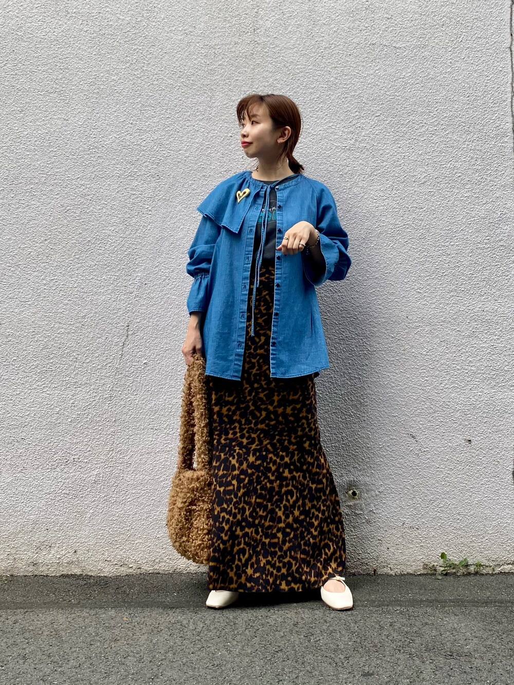 ブルー系のシャツ/ブラウス、ブラウン系のスカート、ブラウン系のトートバッグを着用したレディースの秋コーディネートの1枚目の写真