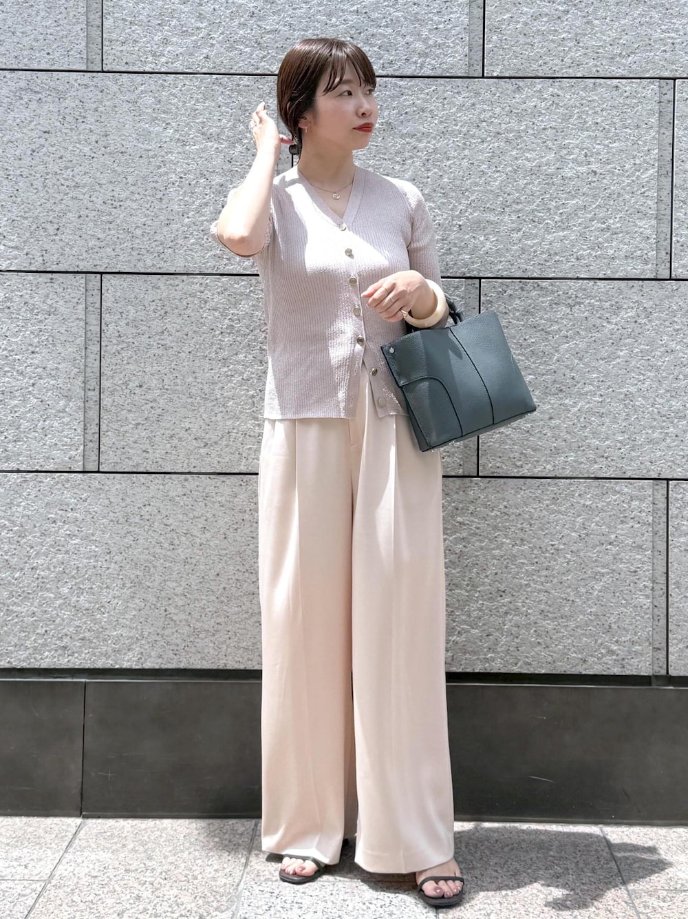 ピンク系のその他パンツ、ピンク系のカーディガン/ボレロ、グレー系のハンドバッグを着用したレディースの夏コーディネートの1枚目の写真
