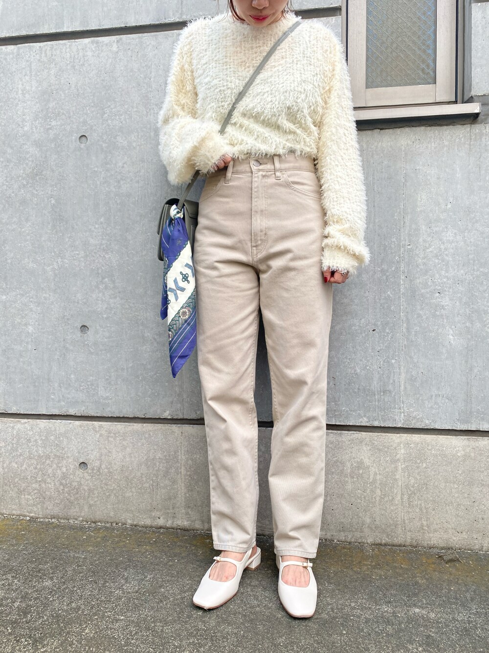 ベージュ系のデニムパンツ、ホワイト系のパンプス、ブルー系のバンダナ/スカーフを着用したレディースの秋コーディネートの1枚目の写真