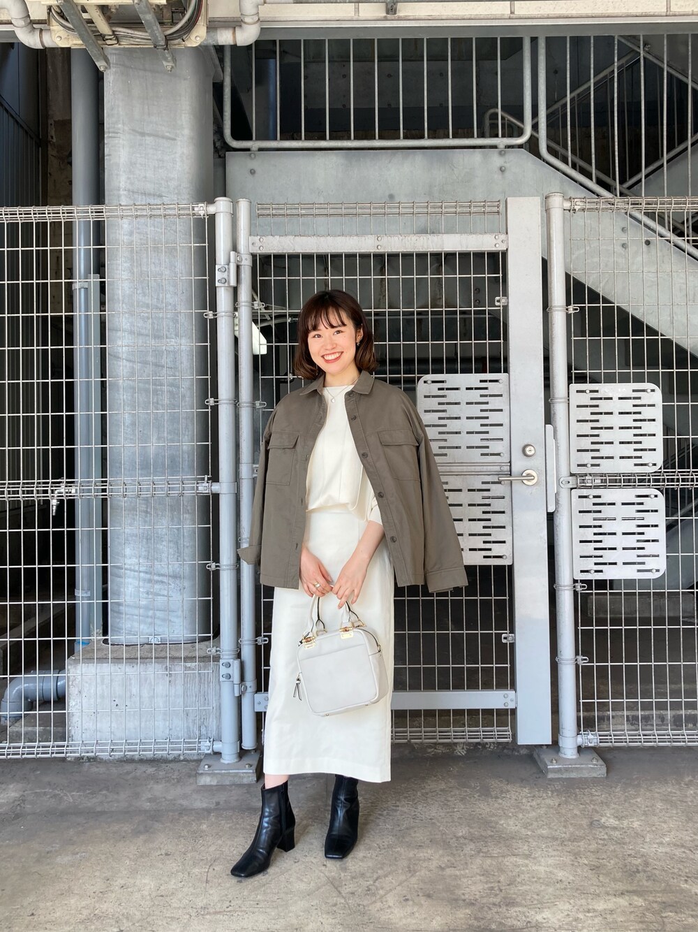 「ミニバッグ、大人カジュアル、オトナ女子、秋冬コーデ、ショートブーツ、シャツスタイル、ラクチンコーデ、ミリタリー、コーデュロイ、カジュアル」｜「RIVE DROITEの程よい女性らしさが魅力　ミリタリーシャツ（シャツ/ブラウス、グリーン系）」を使った、MOMOさん（レディース・158cm）の秋コーディネートの1枚目の写真