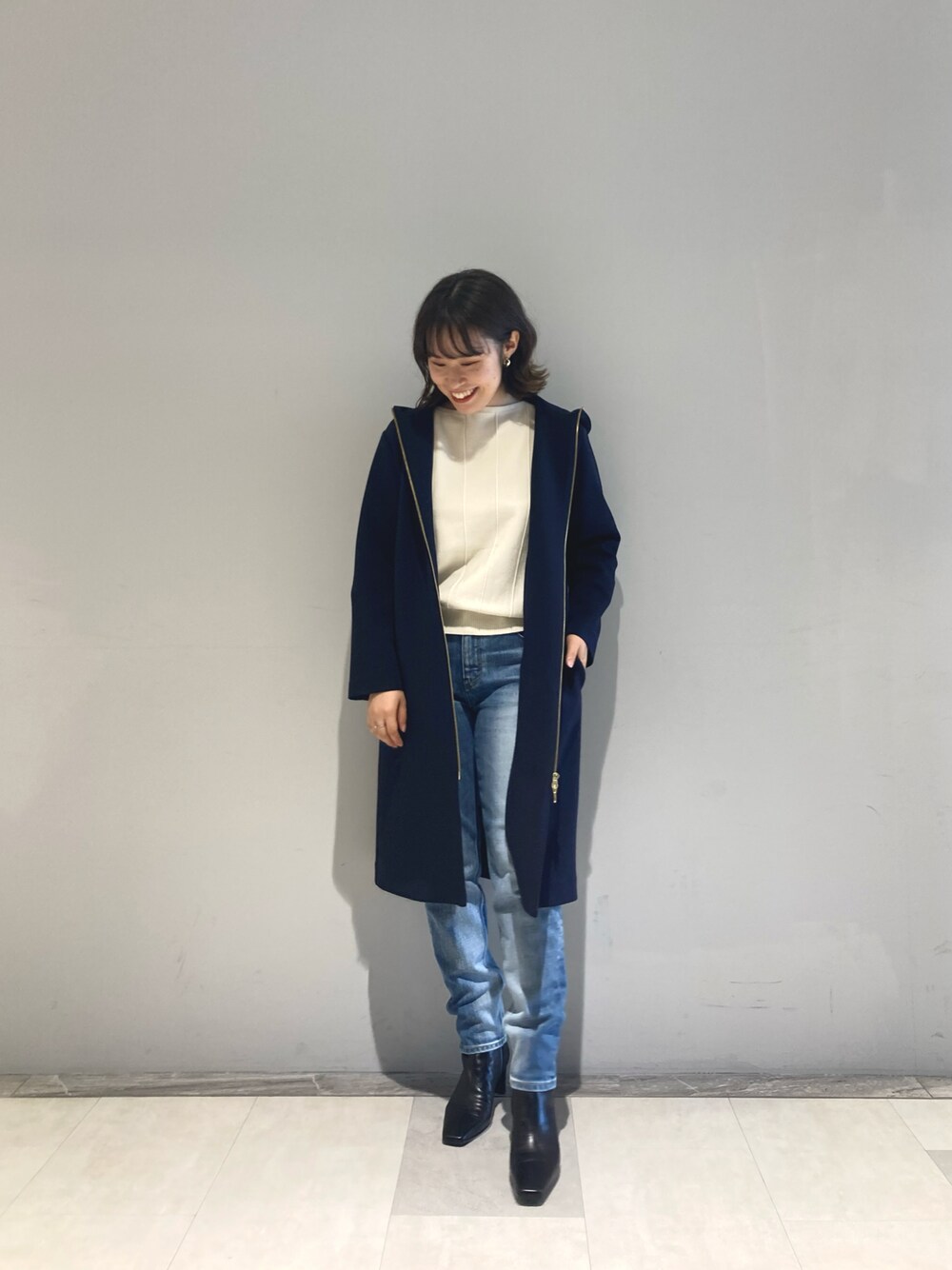 「秋コーデ、シンプルコーデ、大人カジュアル、大人コーデ、パンツスタイル、秋服、オトナ女子、デニムコーデ、オンオフ兼用、秋アウター」｜「RIVE DROITEのソフトな着心地でロングシーズン活躍する　ダンボールZIPコート（その他アウター、ブルー系）」を使った、MOMOさん（レディース・158cm）の秋コーディネートの1枚目の写真