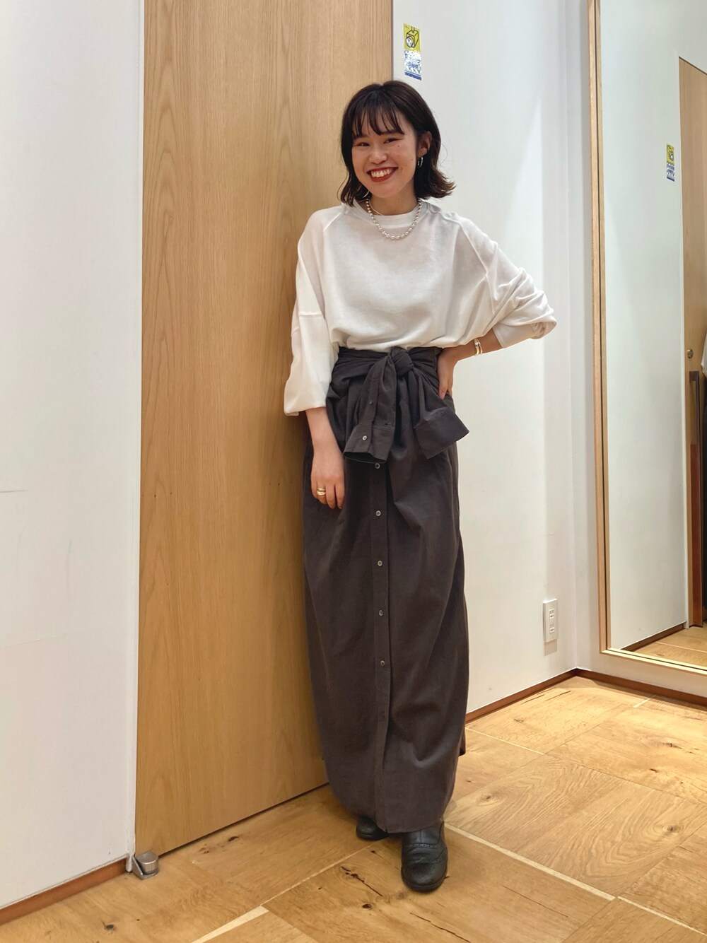 「秋コーデ、オトナカジュアル、オトナ女子、ラフ、秋カラー、シャツワンピ、休日スタイル、ボリューム袖、ゆるコーデ、ママコーデ」｜「RIVE DROITEの肩落ちのシルエットで華奢みえ効果　ハイツイストオーバーカットソー（Tシャツ/カットソー、ホワイト系）」を使った、MOMOさん（レディース・158cm）の秋コーディネートの1枚目の写真