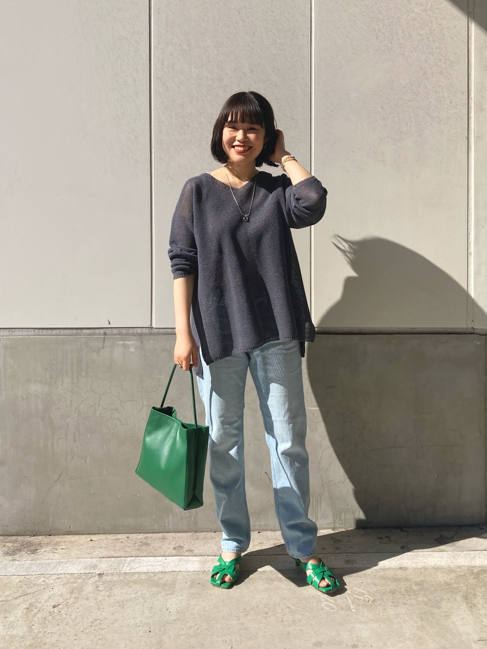 BASICレザーワンハンドルバッグを使った人気ファッション