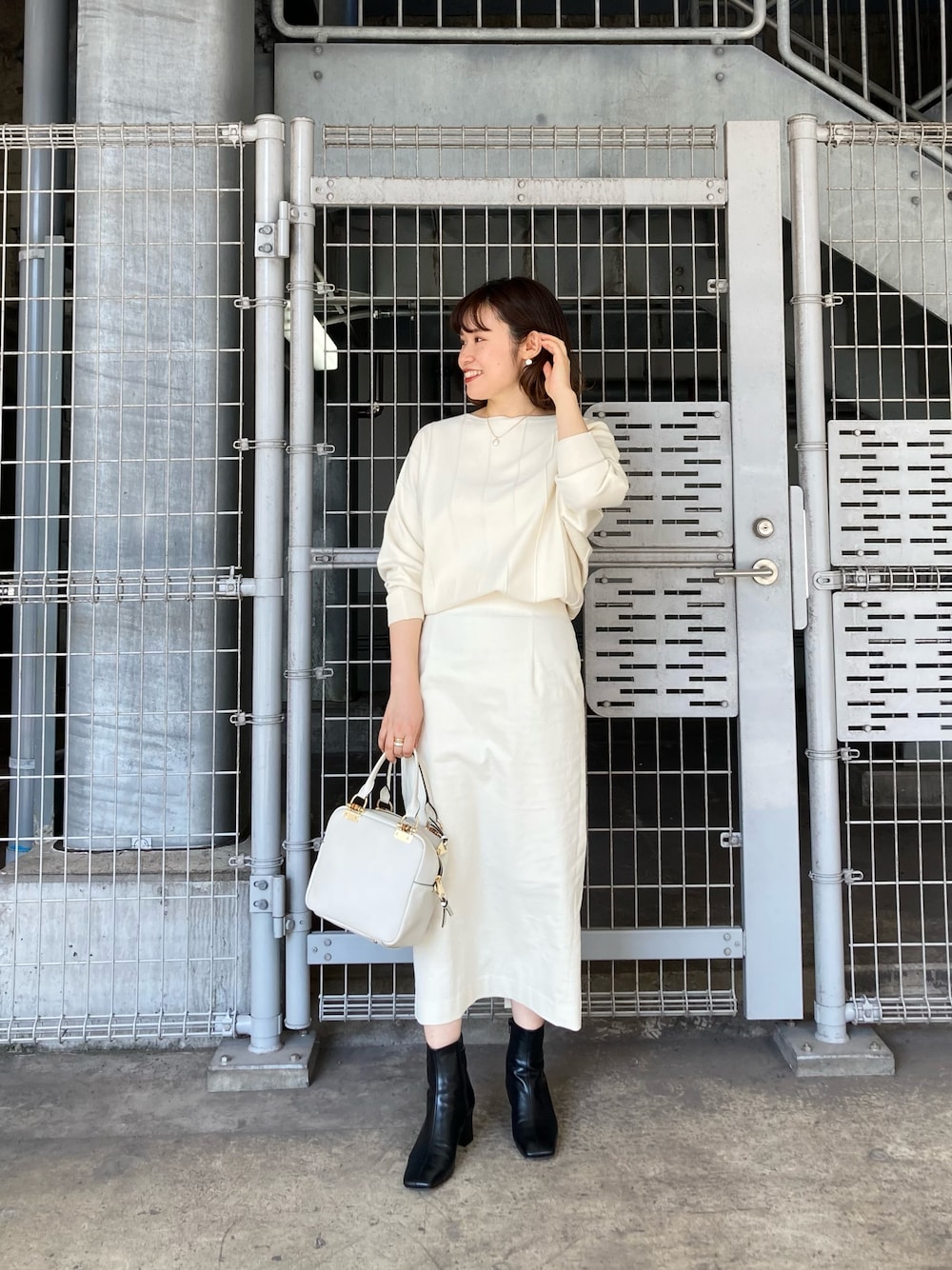 「大人女子、今日のコーデ、シンプルコーデ、秋のコーデ、カジュアル、きれいめカジュアル、休日スタイル、ブーツ、白ニット、コーデュロイ」｜「RIVE DROITEの上質で女性らしい雰囲気を醸し出す　アンゴラタッチドルマンニット（ニット/セーター、ホワイト系）」を使った、MOMOさん（レディース・158cm）の秋コーディネートの1枚目の写真