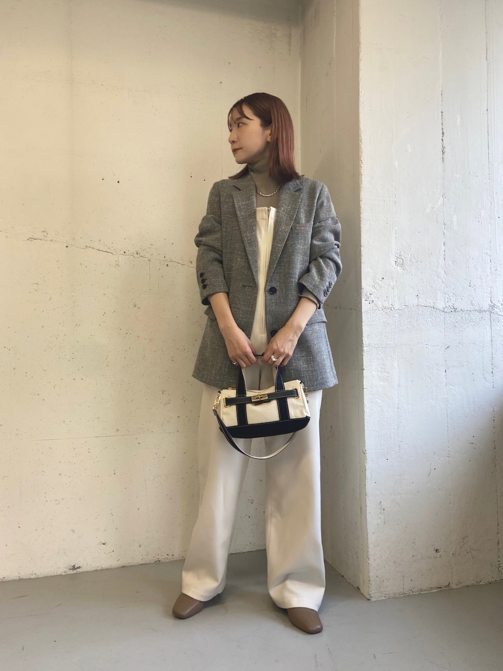 「秋コーデ、大人コーデ、メンズライク、ジャケットスタイル、ツイード、ジャケット、サロペット、ベージュコーデ、ショートブーツ、お出かけコーデ」｜「sita paranticaのsita parantica　TOTE POUCH（トートバッグ、ブラック系）」を使った、minamiさん（レディース・156cm）の秋コーディネートの1枚目の写真