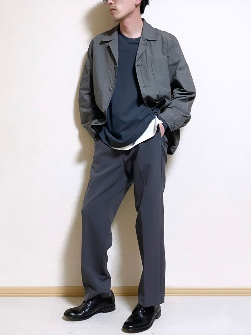 「WYM、UNIQLO、ユニクロ、UNIQLOコーデ、ユニクロコーデ、ジャケット、Tシャツ、革靴、キレイめ、きれいめコーディネート、春コーデ、春服みてみて、春、プチプラ、オリーブ」｜「UNIQLOのアイテム（ジャケット/アウター、グリーン系）」を使った、SHOTARO さん（メンズ・177cm）の春コーディネートの1枚目の写真
