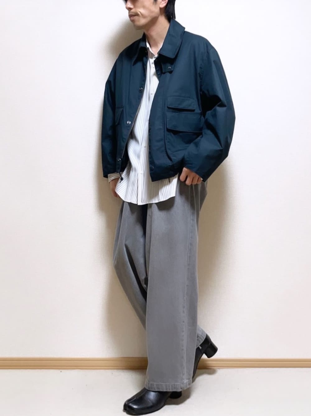 「大人コーデ、カジュアルコーデ、メンズコーデ、メンズファッション、ストライプシャツ、LIDnM、UNIQLO、UNIQLO U、WYM、デニムパンツ、足袋ブーツ、ブルゾン、アウター、秋冬コーデ、Endevice」｜「UNIQLOのアイテム（ブルゾン、ブルー系）」を使った、SHOTARO さん（メンズ・177cm）の秋コーディネートの1枚目の写真