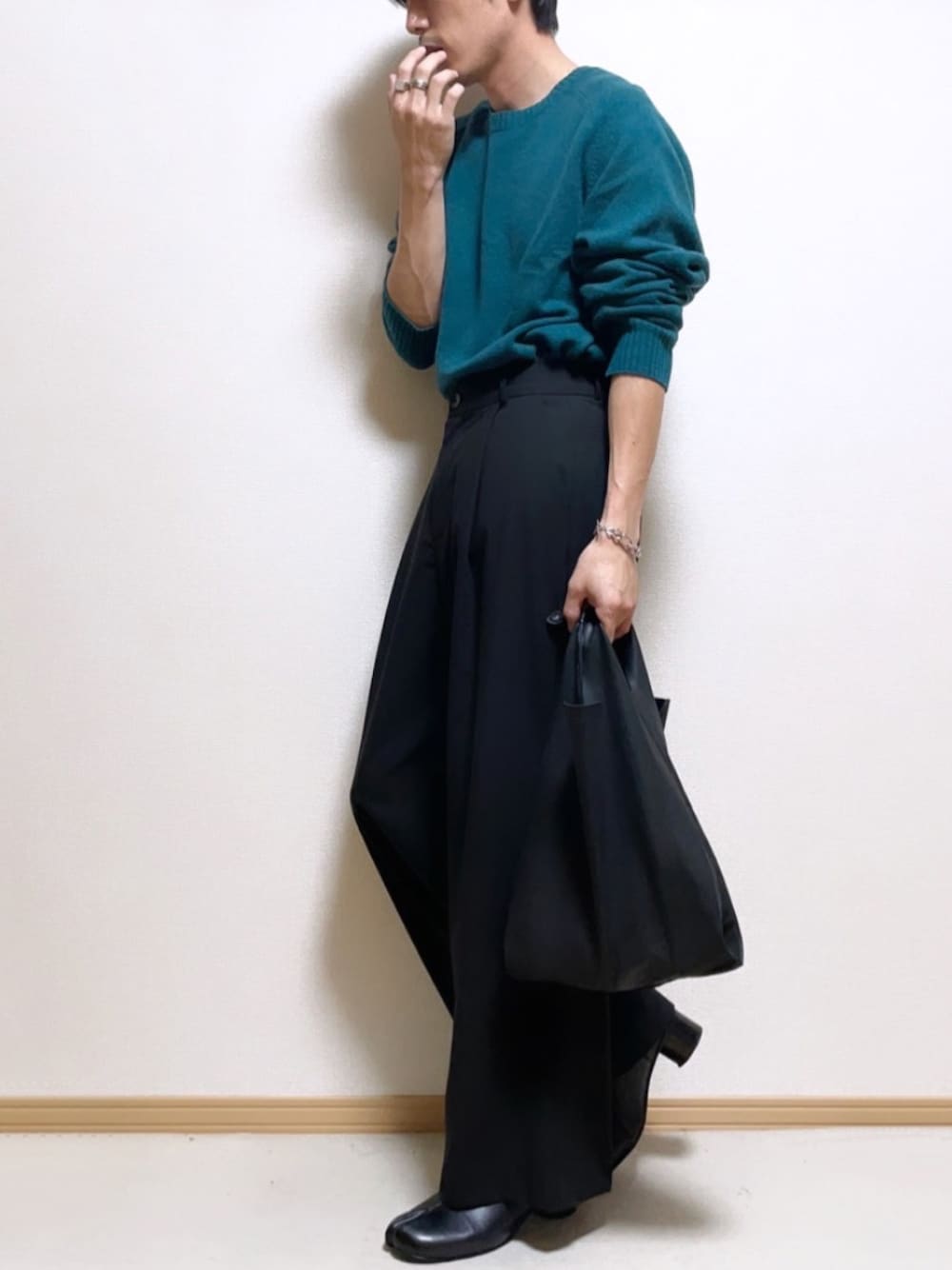 「シンプルスタイル、秋冬コーデ、秋コーデ、ファッション好きと繋がりたい、UNIQLO、ユニクロ、ZARA、フルレングス、黒パンツ、足袋ブーツ、ブーツ、Endevice、ニット、セーター、休日スタイル」｜「UNIQLOのアイテム（ニット/セーター、グリーン系）」を使った、SHOTARO さん（メンズ・177cm）の秋コーディネートの1枚目の写真