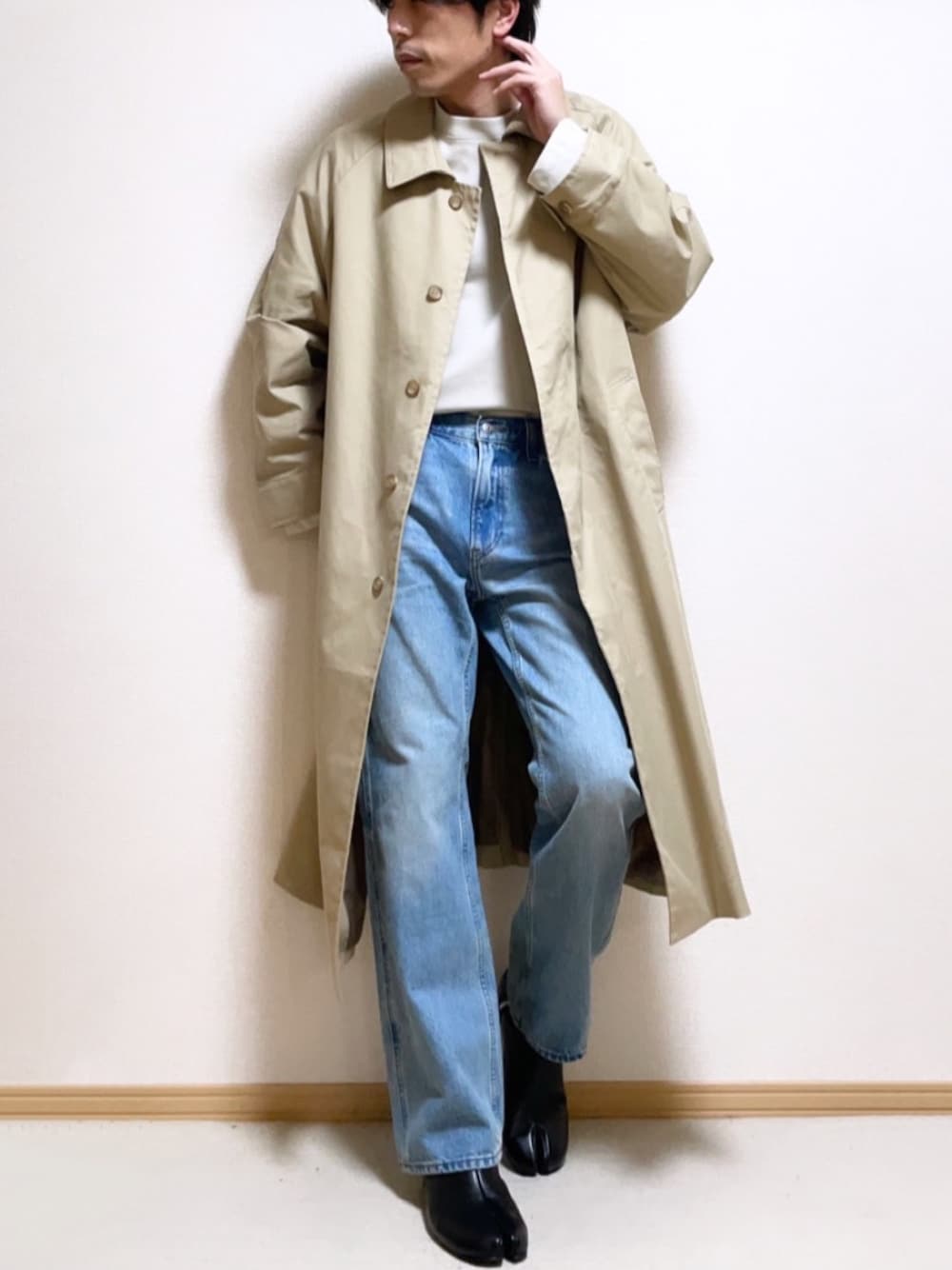「お洒落さんとつながりたい、メンズファッション、休日スタイル、きれいめカジュアル、秋冬コーデ、冬コーデ、冬、UNIQLO、remer、WYM、Endevice、デニム、コート、デニムパンツ、ブーツ」｜「remerのloose soutien collar long coat/ルーズステンカラーコート（ステンカラーコート、ベージュ系）」を使った、SHOTARO さん（メンズ・177cm）の冬コーディネートの1枚目の写真