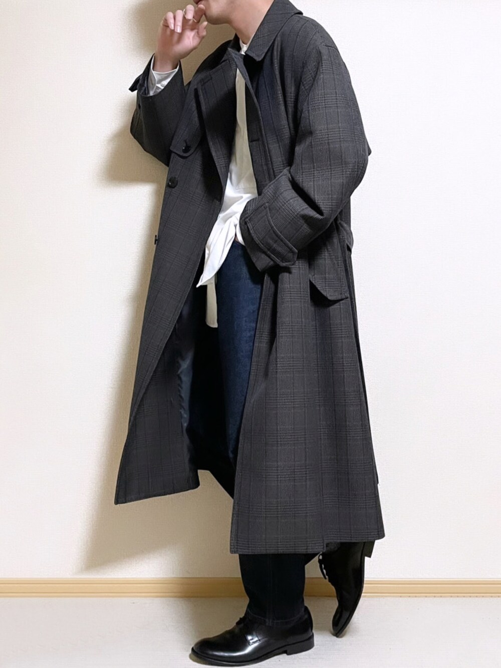 「大人コーデ、シンプル、今日のコーデ、休日スタイル、UNIQLO、LIDnM、WYM、きれいめカジュアル、ユニクロ、革靴、デニムパンツ、デニム、トレンチコート、コート、アウター」｜「LIDNMのWOOL CHECK TRENCH COAT（トレンチコート、ブラウン系）」を使った、SHOTARO さん（メンズ・177cm）の冬コーディネートの1枚目の写真