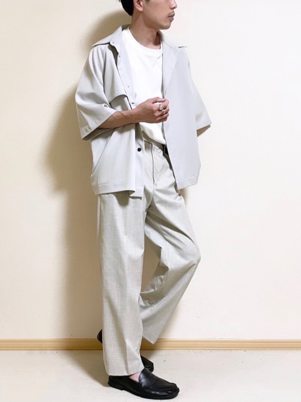 「夏、夏コーデ、夏服、シャツスタイル、半袖シャツ、シャツ、EMMA  CLOTHES、ユニクロ、UNIQLO、LIDnM、GU、ジーユー、ローファー、タックイン、グレイッシュベージュ」｜「EMMA CLOTHESのTRストレッチ ビッグシルエット ラグランスリーブ ヨークトレンチシャツ/バックロングベンツ(1/2 Sleeve) EMMA CLOTHES 2021 SUMMER（シャツ/ブラウス、グレー系）」を使った、SHOTARO さん（メンズ・177cm）の夏コーディネートの1枚目の写真