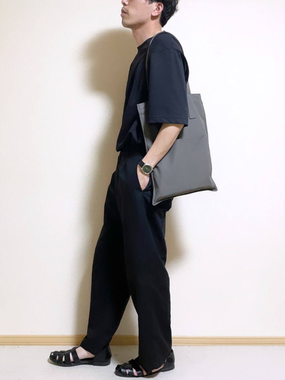 「夏コーデ、シンプル、ブラック、プチプラ、プチプラコーデ、UNIQLO、ユニクロ、WEGO、WYM、グルカサンダル、トートバッグ、Tシャツ、ワイドパンツ、夏、シンプルコーデ」｜「UNIQLOのエアリズムコットンオーバーサイズTシャツ（5分袖）（Tシャツ/カットソー、ブラック系）」を使った、SHOTARO さん（メンズ・177cm）の夏コーディネートの1枚目の写真
