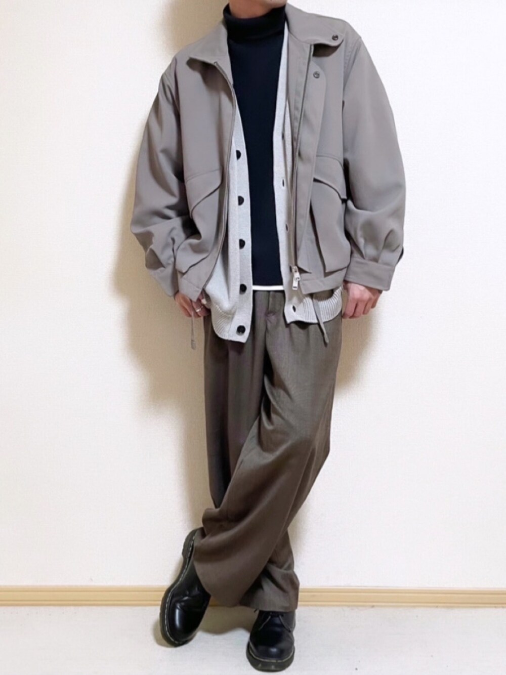 「LIDnM、remer、WYM、Dr.Martens、ヴィンテージ、アウター、アウターコーデ、ジャケット、タートルネックニット、黒タートルネック、カーディガン、バキーパンツ、革靴、今日のコーデ、きれいめカジュアル」｜「LIDNMのKERSEY FLIGHT JACKET（ブルゾン、ベージュ系）」を使った、SHOTARO さん（メンズ・177cm）の冬コーディネートの1枚目の写真