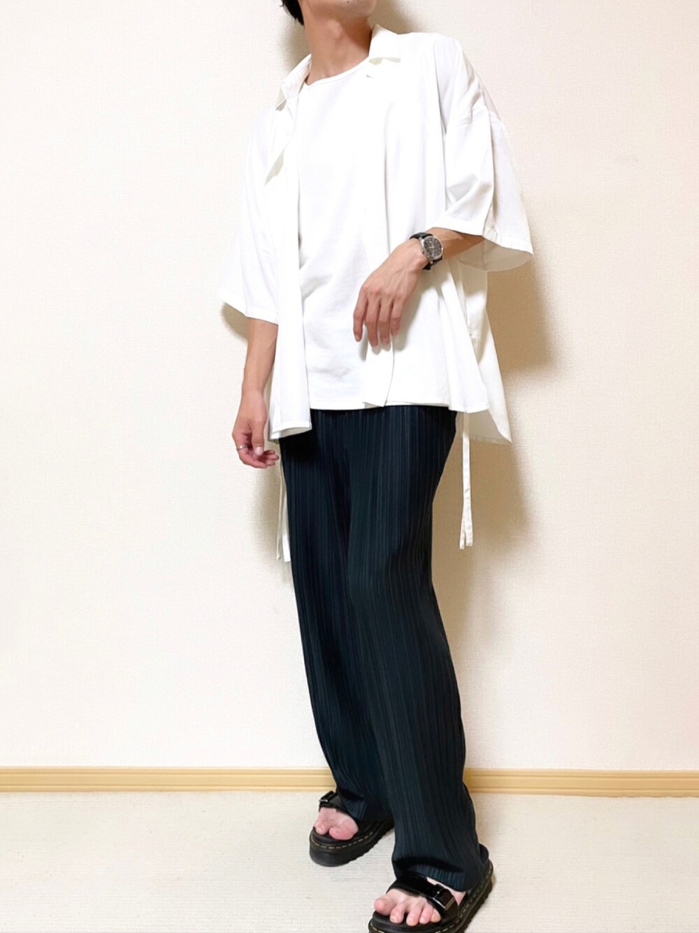 「EMMA  CLOTHES、epnok、remer、サンダル、プリーツパンツ、白シャツ、夏コーデ、モノトーン、おしゃれさんと繋がりたい、夏」｜「epnokのドレープレギュラーカラードローコードシャツ（シャツ/ブラウス、ホワイト系）」を使った、SHOTARO さん（メンズ・177cm）の夏コーディネートの1枚目の写真