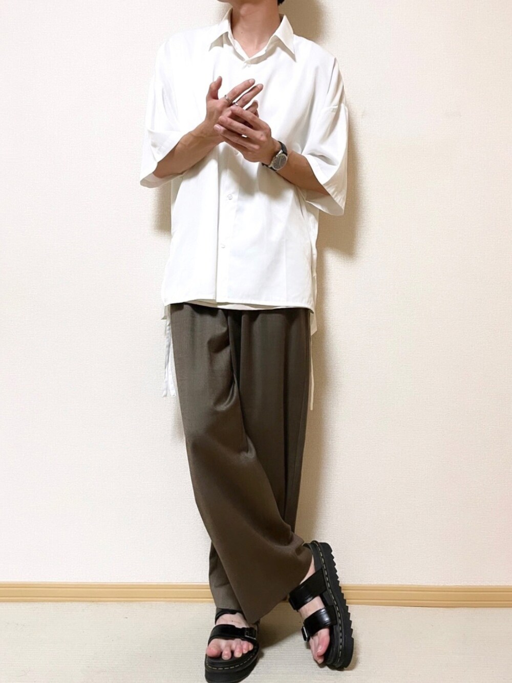 「epnok、シャツスタイル、白シャツ、バギーパンツ、夏コーデ、お洒落さんとつながりたい、いいね、save、フォローお願いします🤑、キレイめ、相互フォロー、サンダル」｜「epnokのドレープレギュラーカラードローコードシャツ（シャツ/ブラウス、ホワイト系）」を使った、SHOTARO さん（メンズ・177cm）の夏コーディネートの1枚目の写真