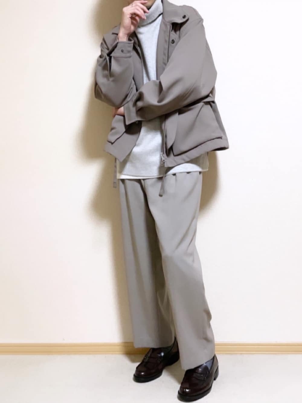 「ジャケット、レイヤード、ベージュ、ローファー、冬コーデ、タートルネック、HARUTA、タートルネックニット、ライトグレー、同系色コーデ、きれいめカジュアル、着回しコーデ、おしゃれさんと繋がりたい、LIDnM、WYM」｜「LIDNMのKERSEY FLIGHT JACKET（ブルゾン、ベージュ系）」を使った、SHOTARO さん（メンズ・177cm）の冬コーディネートの1枚目の写真