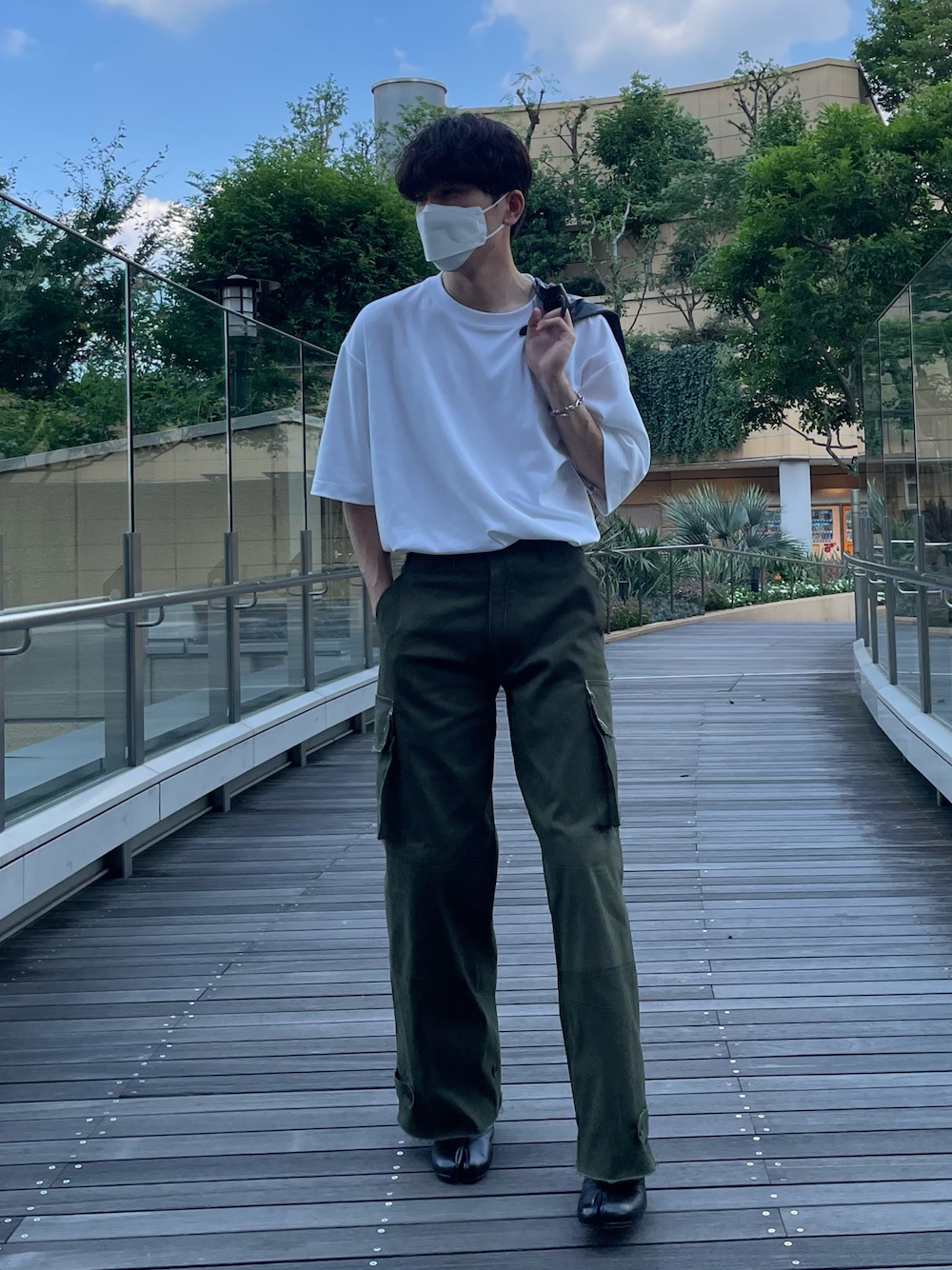 「休日スタイル、白Tシャツ、おしゃれさんと繋がりたい、UNIQLO、カーゴパンツ、ブーツ、足袋ブーツ、タックイン、トートバッグ、endevice、夏、きれいめカジュアル、ミリタリー、soerte、メンズコーデ」｜「UNIQLOのエアリズムコットンオーバーサイズTシャツ（5分袖）（Tシャツ/カットソー、ホワイト系）」を使った、SHOTARO さん（メンズ・177cm）の夏コーディネートの1枚目の写真