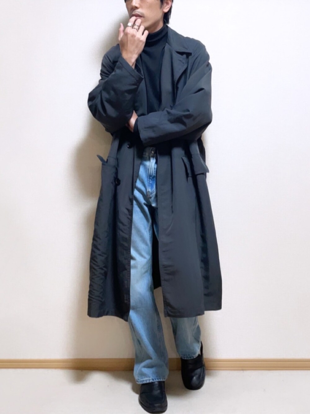 「未来のWEARISTAプロジェクト、おしゃれさんと繋がりたい、オトナカジュアル、メンズファッション、コート、冬のコーデ、WYM、UNIQLO、epnok、ローファー、GU、デニム、トレンド、タートルネック、デニムパンツ」｜「WYM LIDNMの【WYM LIDNM】OVERSIZED NYLON COAT（チェスターコート、グレー系）」を使った、SHOTARO さん（メンズ・177cm）の秋コーディネートの1枚目の写真