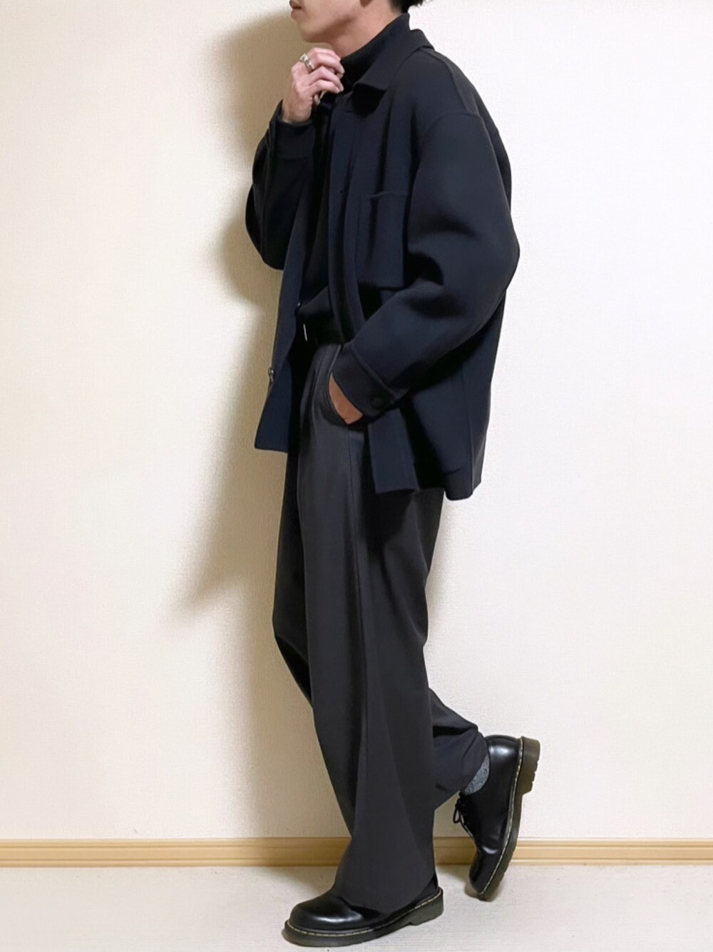 「私の推しブランド、UNIQLO、WYM、LIDnM、Dr.Martens、RAGEBLUE、ユニクロ、ライトアウター、バギーパンツ、タートルネック、タートルネックニット、ブラック、ダークグレー、チャコールグレー、革靴」｜「UNIQLOのアイテム（ジャケット/アウター、その他）」を使った、SHOTARO さん（メンズ・177cm）の冬コーディネートの1枚目の写真