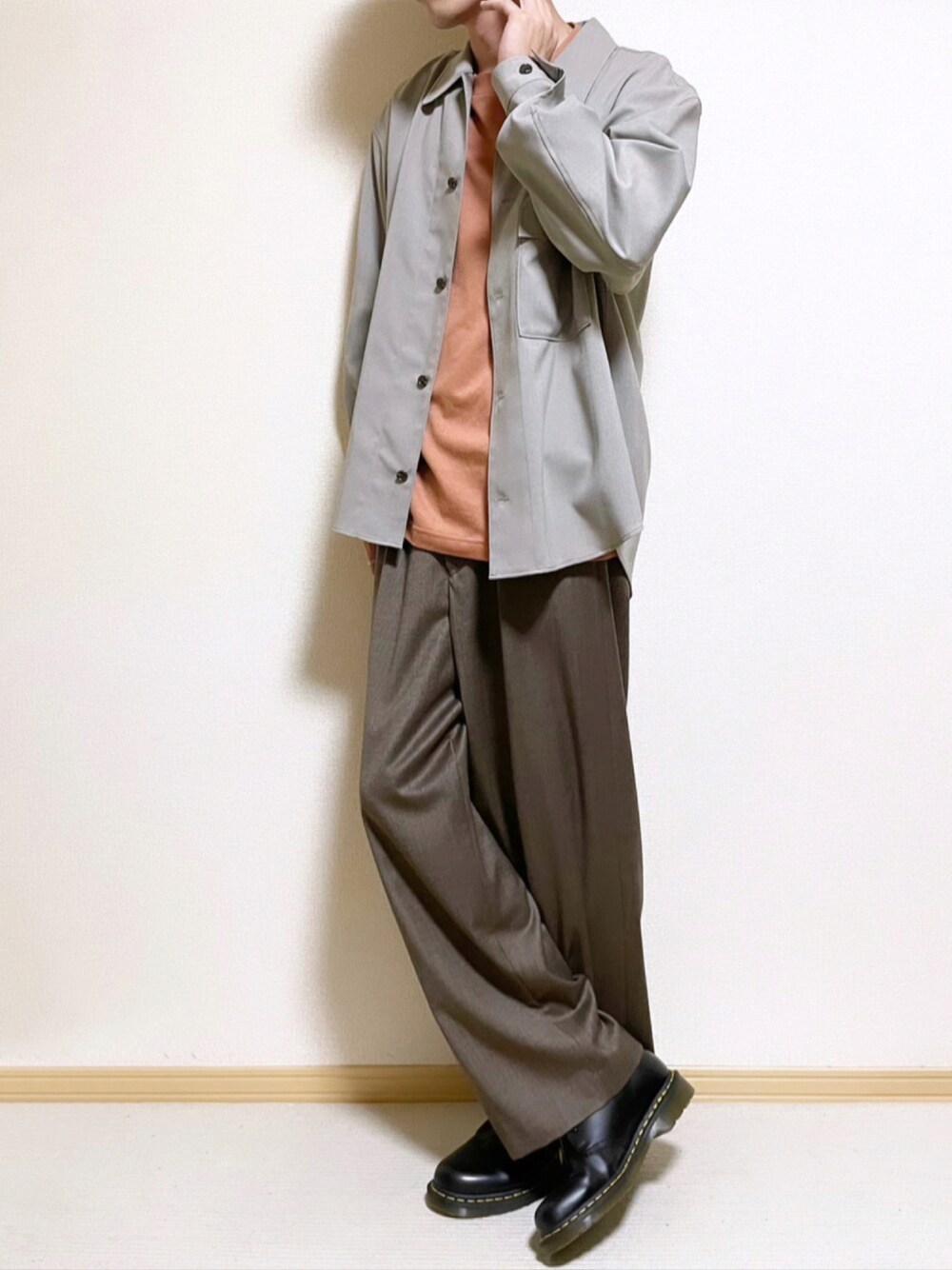 「シャツ、UNIQLO、秋のコーデ、ユニクロ、ドクターマーチン、革靴、きれいめカジュアル、バギーパンツ、シャツスタイル、着まわし、着回し抜群、LIDnM、リドム、WYM」｜「WYM LIDNMの【WYM LIDNM】PE W-POCKET WIDE BLOUSON SET-UP（セットアップ、ベージュ系）」を使った、SHOTARO さん（メンズ・177cm）の秋コーディネートの1枚目の写真