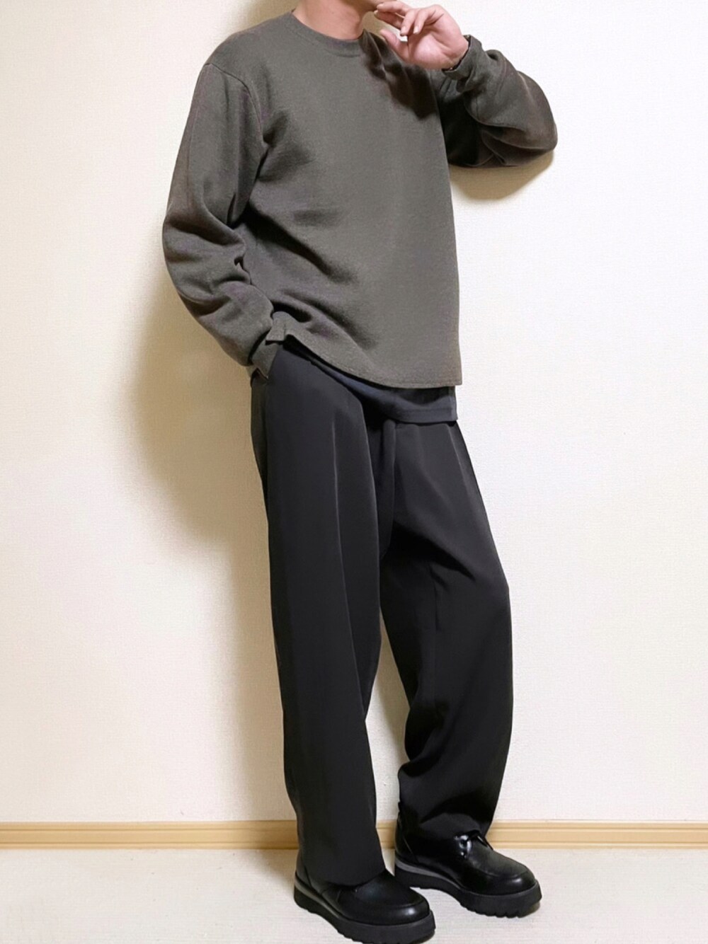 「ニット、UNIQLO、ユニクロ、ブラウン、革靴、チャコールグレー、秋服、シンプルスタイル、着回しコーデ、フォローお願いします、ニットコーデ、おしゃれさんと繋がりたい、いいね、save、フォローお願いします🤑、WYM、秋トレンド2021」｜「WYM LIDNMの【WYM LIDNM】MILANO RIB HEAVY WEIGHT PO KNIT（ニット/セーター、ブラウン系）」を使った、SHOTARO さん（メンズ・177cm）の秋コーディネートの1枚目の写真