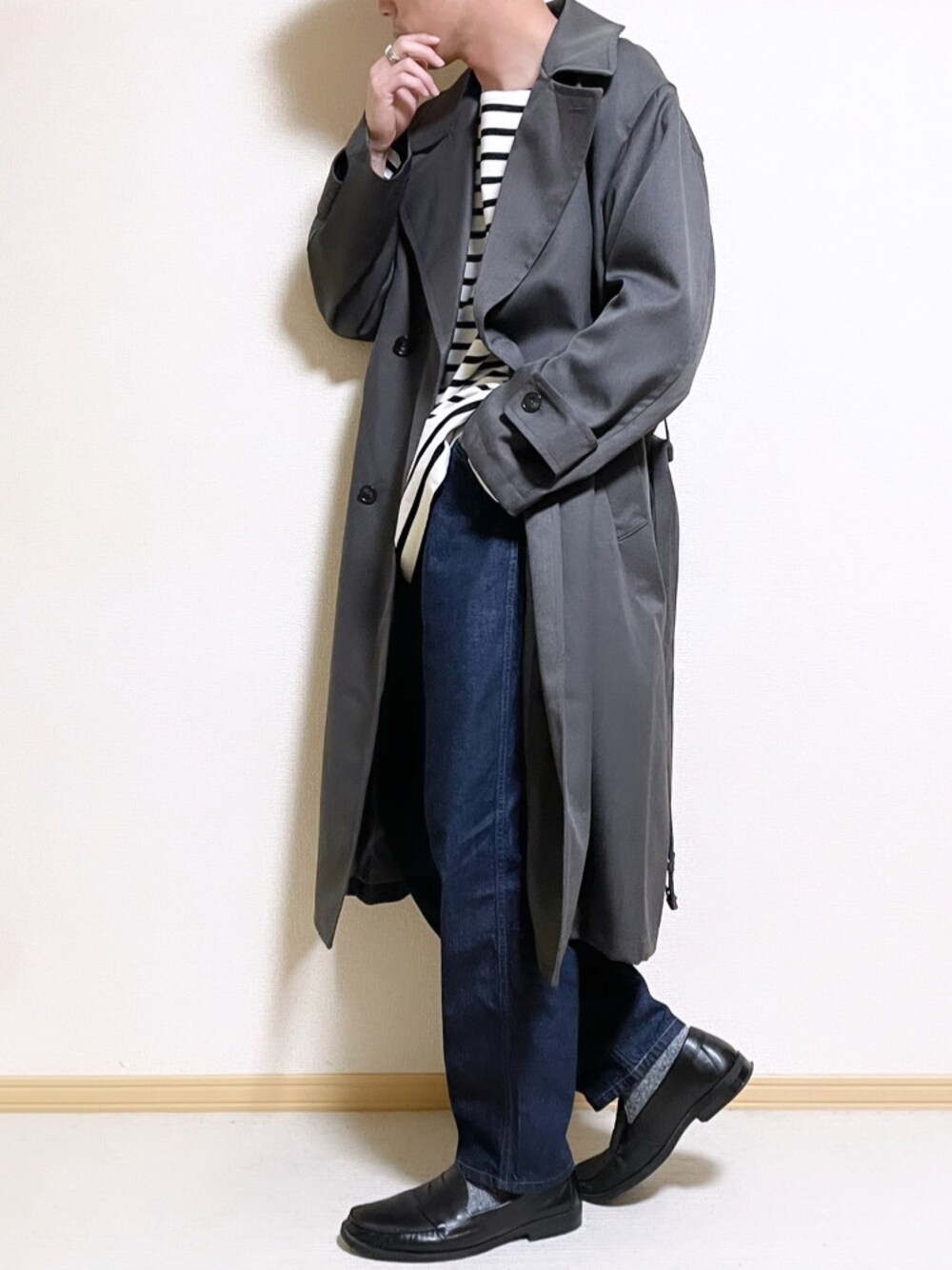 「トレンチコート、コート、ボーダー、デニム、デニムパンツ、ローファー、WYM、UNIQLO、ユニクロ、GU、ジーユー、トレンド、きれいめカジュアル、休日スタイル、革靴」｜「WYM LIDNMの【WYM LIDNM】MINIMAL WIDE TRENCH COAT（トレンチコート、グレー系）」を使った、SHOTARO さん（メンズ・177cm）の冬コーディネートの1枚目の写真