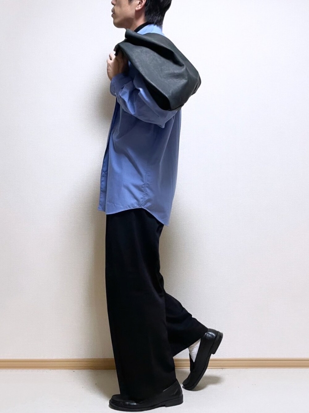 「LUCLE、休日スタイル、秋コーデ、ワイドパンツ、お洒落さんとつながりたい、秋服、シンプルコーデ、秋冬コーデ、革靴、着回しコーデ、タートルネック、シャツ好き集まれ、シャツスタイル、バギーパンツ、トートバッグ」｜「WYM LIDNMの【WYM LIDNM】TENCEL REALX WIDE SHIRT（シャツ/ブラウス、ブルー系）」を使った、SHOTARO さん（メンズ・177cm）の秋コーディネートの1枚目の写真