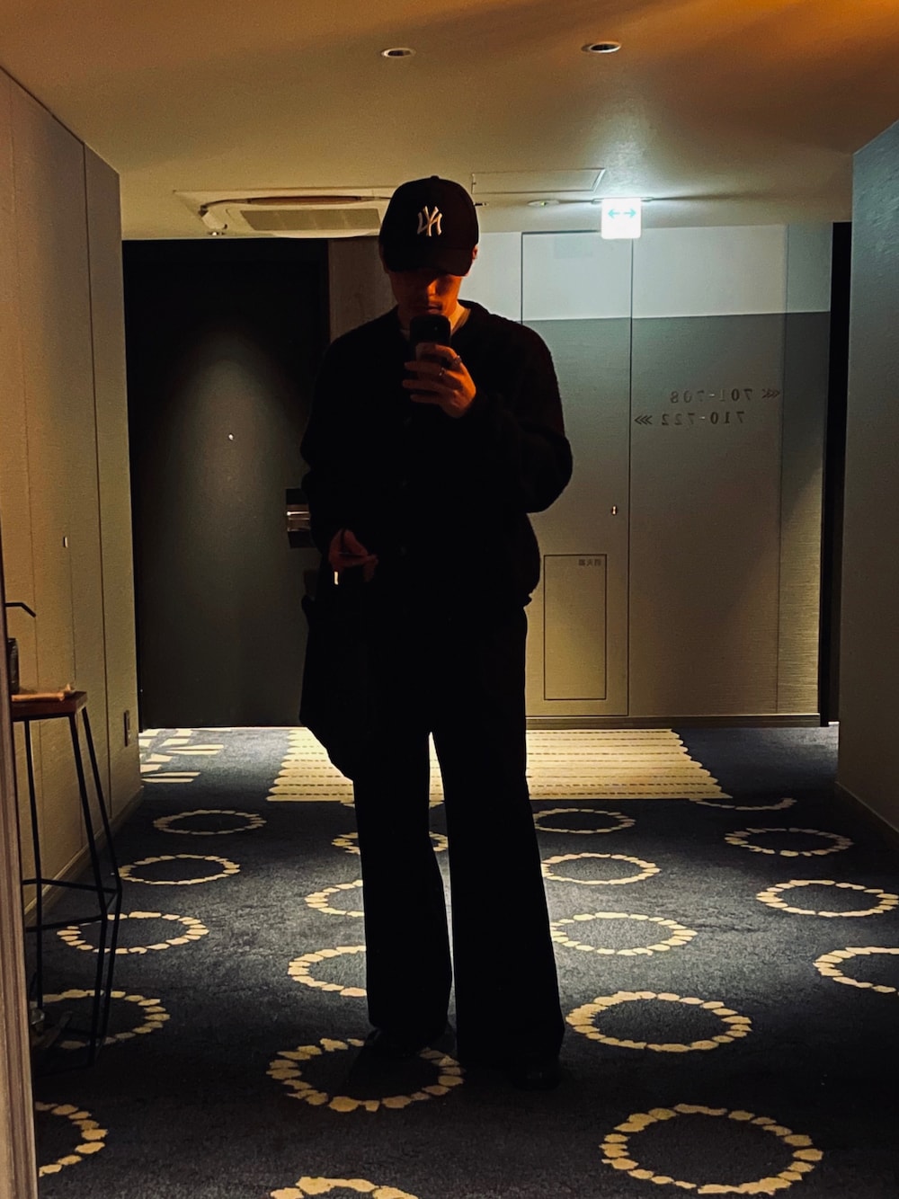 「春コーデ、メンズファッション、おしゃれさんと繋がりたい、いいね、save、フォローお願いします🤑、革靴、メンズコーデ、ブラックコーデ、ブラック、CAP、キャップ、足袋ブーツ、ブーツ、カーディガン、ワントーンコーデ、春」｜「NEW ERAのアイテム（キャップ、ブラック系）」を使った、SHOTARO さん（メンズ・177cm）の春コーディネートの1枚目の写真