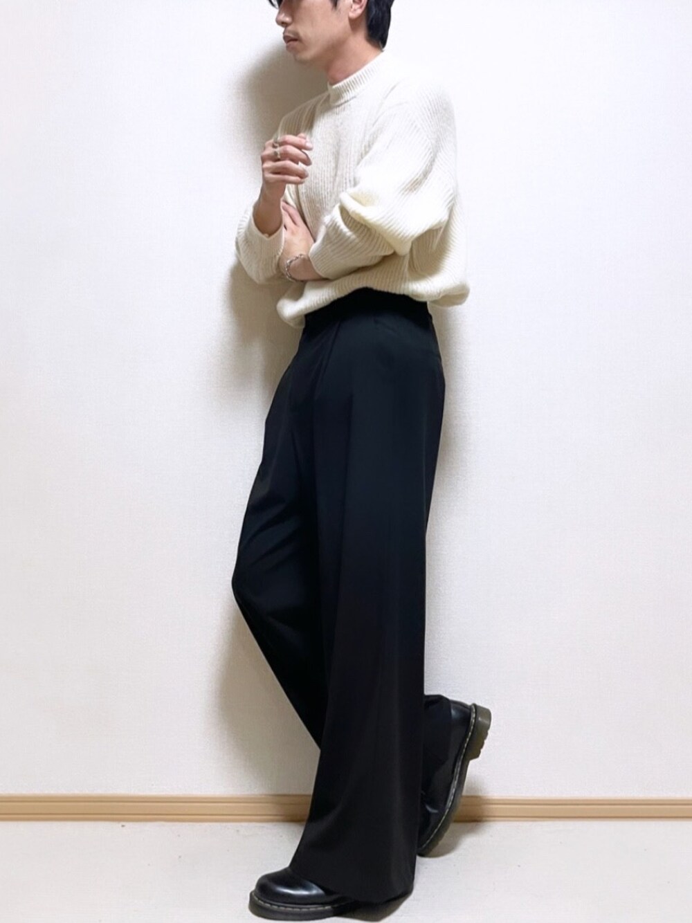 「モノマート(MONO-MART)、モノマート、ニット、モヘアニット、秋服、秋冬、ZARA、ドクターマーチン、革靴、Dr.Martens、黒パンツ、アイボリー、シンプルコーデ、秋のコーデ、ファッション好きと繋がりたい」｜「MONO-MARTのモヘアライクシャギービッグシルエットクルーネックプルオーバーニット（ニット/セーター、ホワイト系）」を使った、SHOTARO さん（メンズ・177cm）の秋コーディネートの1枚目の写真
