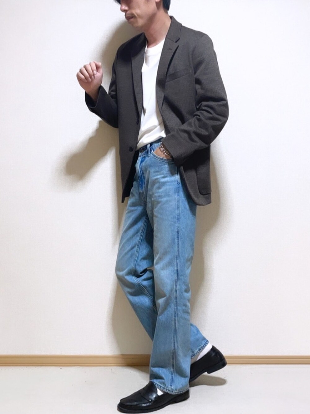 ブラウン系のジャケット/アウター、ホワイト系のTシャツ/カットソー、ブルー系のデニムパンツを着用したメンズの秋コーディネートの1枚目の写真