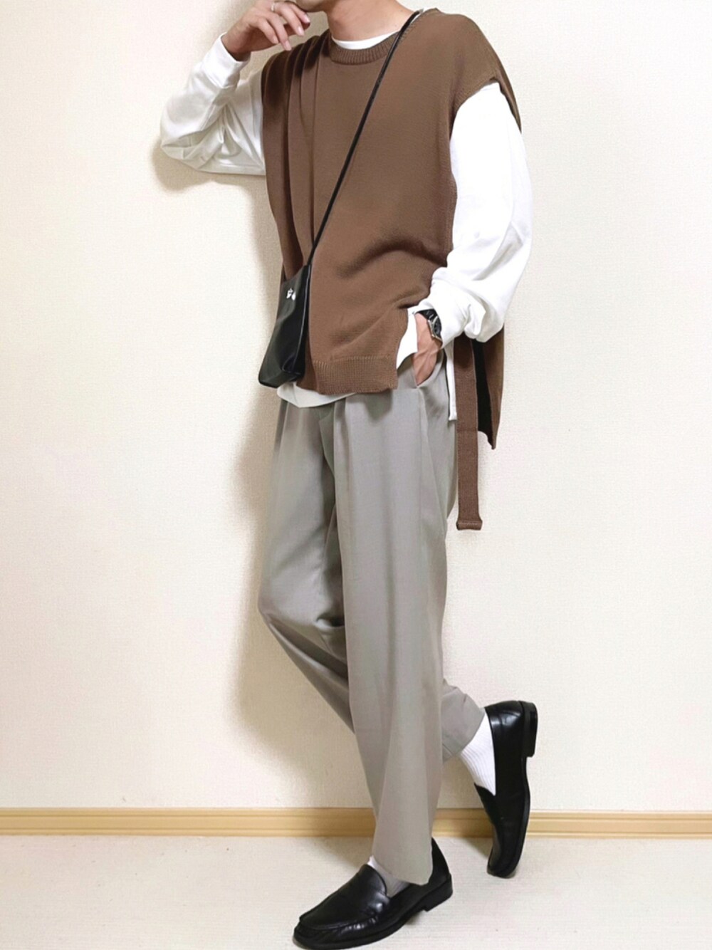 「Nilway、ニットベスト、ニットベストコーデ、秋のコーデ、秋服、ローファー、ロンT、ショルダーバッグ、WYM LIDNM、WYM、ジーユー、GU、白ソックス、ブラウン、おしゃれさんと繋がりたい」｜「NILWAYの畦編みサイドベルトスリットニットベスト（ベスト、ブラウン系）」を使った、SHOTARO さん（メンズ・177cm）の秋コーディネートの1枚目の写真