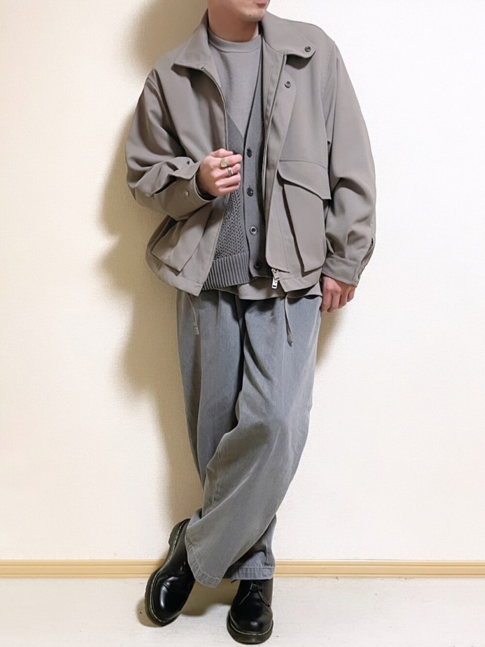 「春服、春、トレンド、カーディガン、シアー、デニムパンツ、デニム、WYM、Dr.Martens、革靴、マーチン、ベージュ、グレー、モカ、きれいめカジュアル」｜「LIDNMのKERSEY FLIGHT JACKET（ブルゾン、ベージュ系）」を使った、SHOTARO さん（メンズ・177cm）の冬コーディネートの1枚目の写真