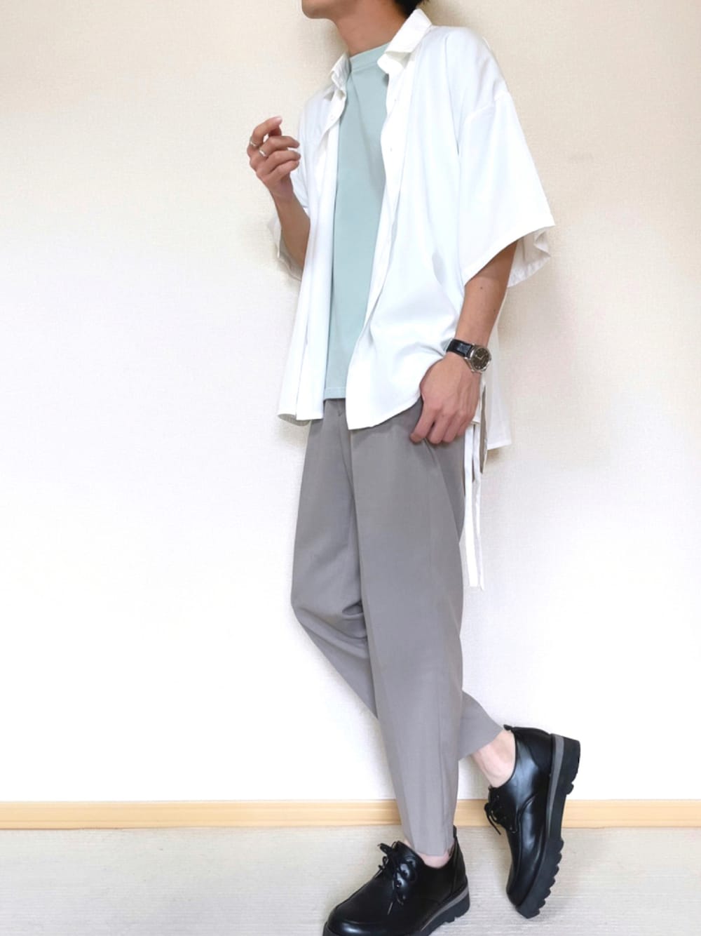 「夏コーデ、おしゃれさんと繋がりたい、Tシャツ、白シャツ、ペールトーン、スラックス、レザーシューズ、epnok、WYM、シャツ」｜「epnokのドレープレギュラーカラードローコードシャツ（シャツ/ブラウス、ホワイト系）」を使った、SHOTARO さん（メンズ・177cm）の夏コーディネートの1枚目の写真