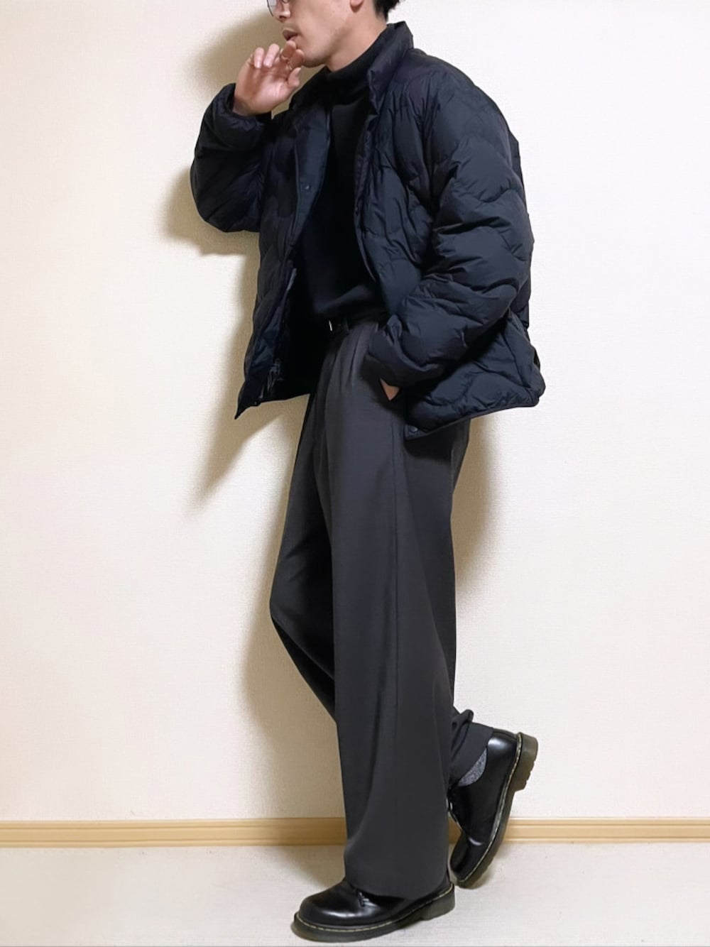 「私の推しブランド、UNIQLO、ユニクロ、WYM、LIDnM、Dr.Martens、キルトジャケット、ダウン、ダウンコーデ、アウター、プチプラ、プチプラコーデ、きれいめカジュアル、タートルネック、ワントーンコーデ」｜「UNIQLOのアイテム（ジャケット/アウター、ブラック系）」を使った、SHOTARO さん（メンズ・177cm）の冬コーディネートの1枚目の写真