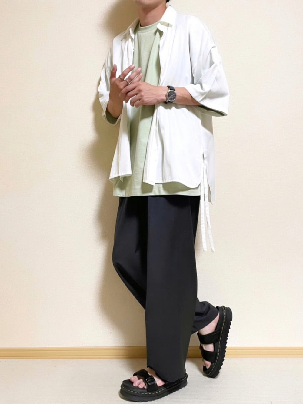 「夏コーデ、オーバーサイズ、シャツスタイル、epnok、EMMA  CLOTHES、LIDnM、Dr.Martens、サンダル、白シャツ、ペールトーン、おしゃれさんと繋がりたい、いいね、save、フォローお願いします🤑、清涼感、着回しコーデ、バギーパンツ」｜「EMMA CLOTHESのヘビー天竺オーバーサイズS/Sカットソー EMMA CLOTHES 2021SUMMER（Tシャツ/カットソー、グリーン系）」を使った、SHOTARO さん（メンズ・177cm）の夏コーディネートの1枚目の写真