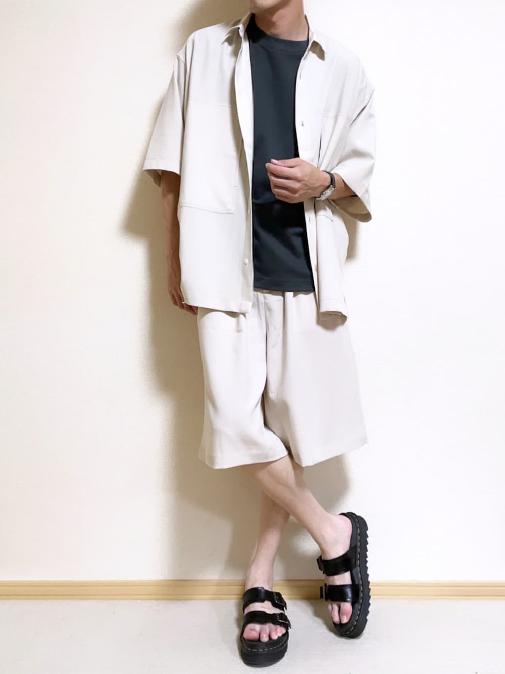 「夏、いいね、save、フォローお願いします🤑、休日コーデ、ファッションの力を信じよう、シャツスタイル、ユニクロ、夏コーデ、サンダル、ドクターマーチン、セットアップ、セットアップスタイル、着回しコーデ、サンダル×靴下、夏服、EMMA  CLOTHES」｜「EMMA CLOTHESの【3点セットアップ】ブライトポプリン リラックス オーバーサイズ 鬼ステッチビッグWポケットレギュラーカラーCPOシャツ＆テーパード2タックワイドパンツ＆2タックワイドショーツ ワンマイルウェア（セットアップ、ホワイト系）」を使った、SHOTARO さん（メンズ・177cm）の夏コーディネートの1枚目の写真