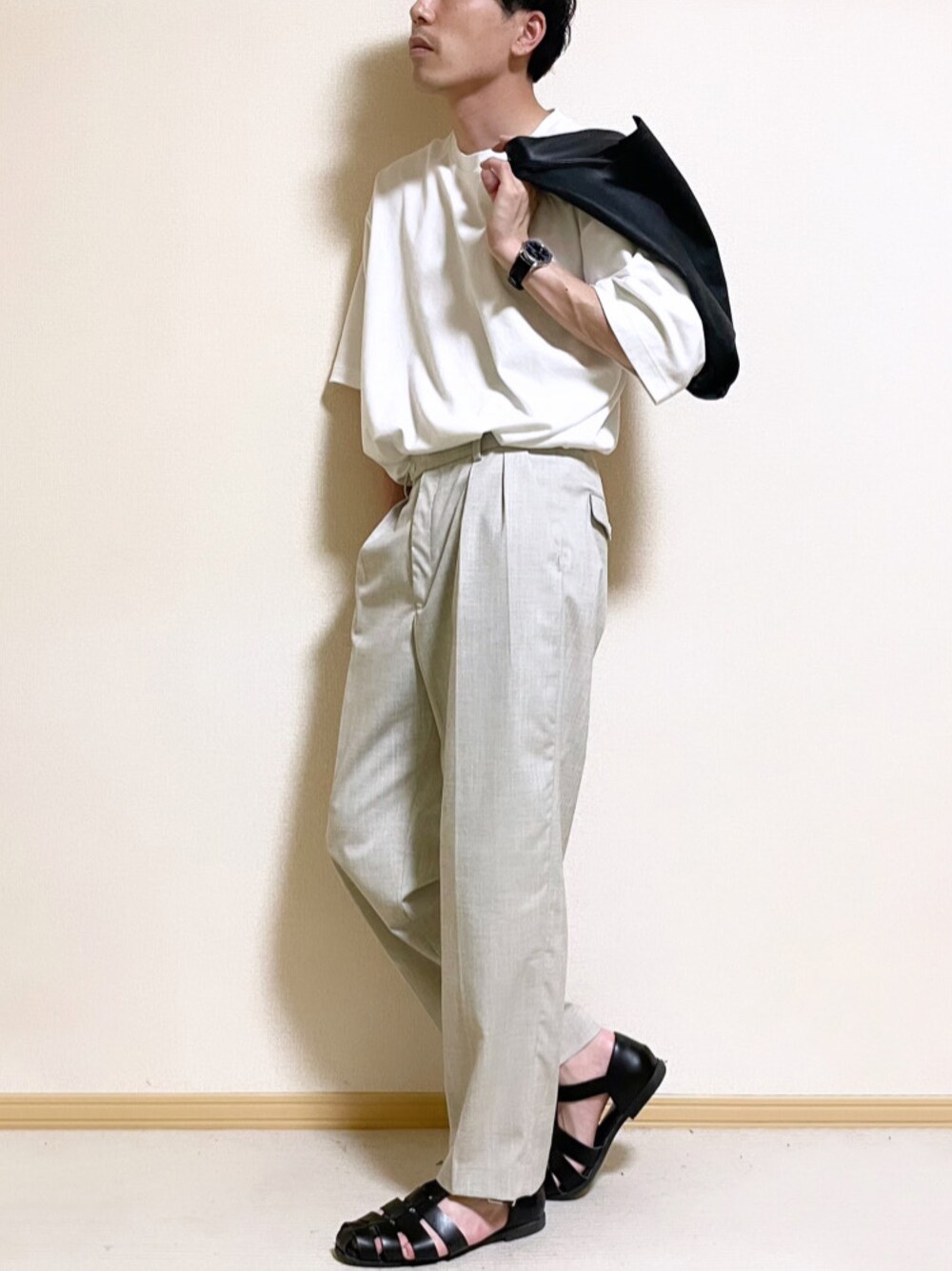 「白Tシャツ、白T、スラックス、UNIQLO、ユニクロ、トートバッグ、レザーバッグ、サンダル、レザー、グルカサンダル、LIDnM、WEGO、SLOW、夏コーデ、夏」｜「UNIQLOのエアリズムコットンオーバーサイズTシャツ（5分袖）（Tシャツ/カットソー、ホワイト系）」を使った、SHOTARO さん（メンズ・177cm）の夏コーディネートの1枚目の写真
