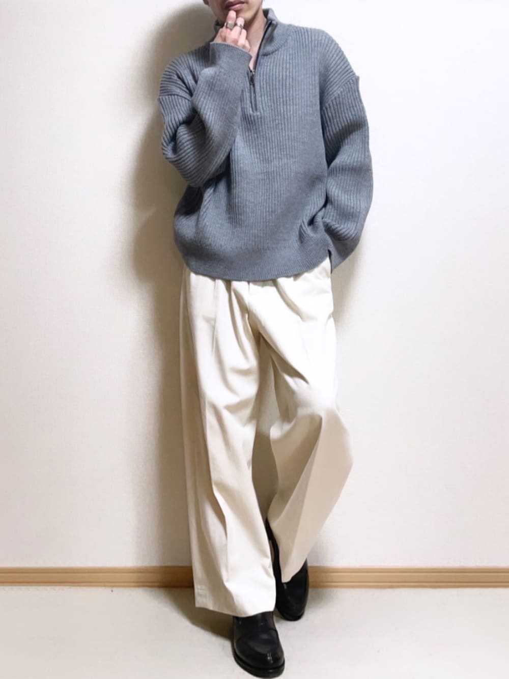 「シンプルスタイル、メンズコーデ、春コーデ、春、ニット、ハーフジップ、バギーパンツ、白パンツ、LUCLE、ローファー、革靴、JALAN SRIWIJAYA、春服コーデ、着回しコーデ、いいね、save、フォローお願いします🤑」｜「CLUTCHのアイテム（ニット/セーター、グレー系）」を使った、SHOTARO さん（メンズ・177cm）の春コーディネートの1枚目の写真