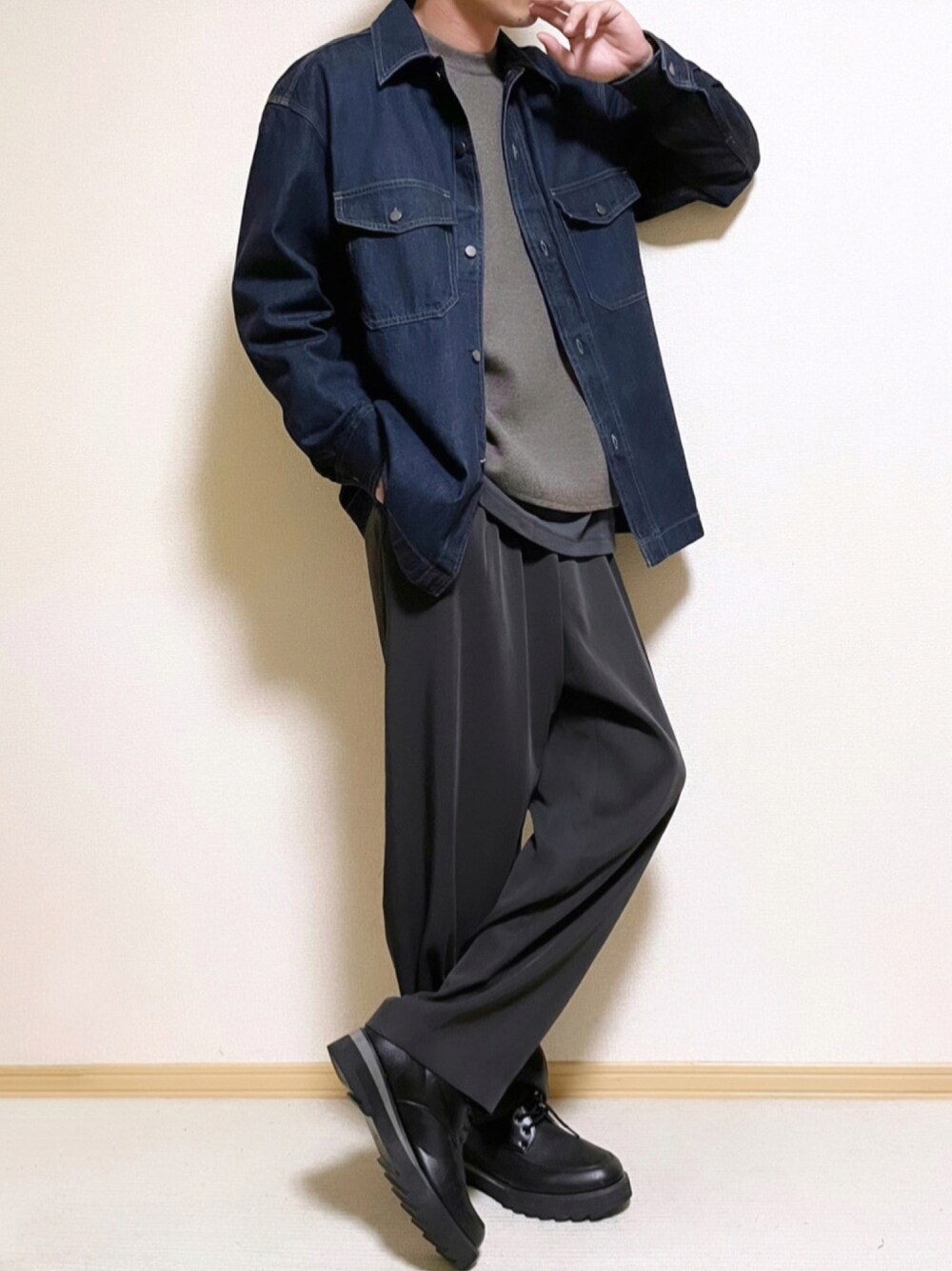 「ニット、UNIQLO、秋のコーデ、デニムシャツ、大人カジュアル、ユニクロ、ブラウン、革靴、きれいめカジュアル、チャコールグレー、カジュアルコーデ、お洒落さんとつながりたい、いいね、save、フォローお願いします🤑、WYM、WYM LIDNM」｜「UNIQLOのアイテム（シャツ/ブラウス、ブルー系）」を使った、SHOTARO さん（メンズ・177cm）の秋コーディネートの1枚目の写真