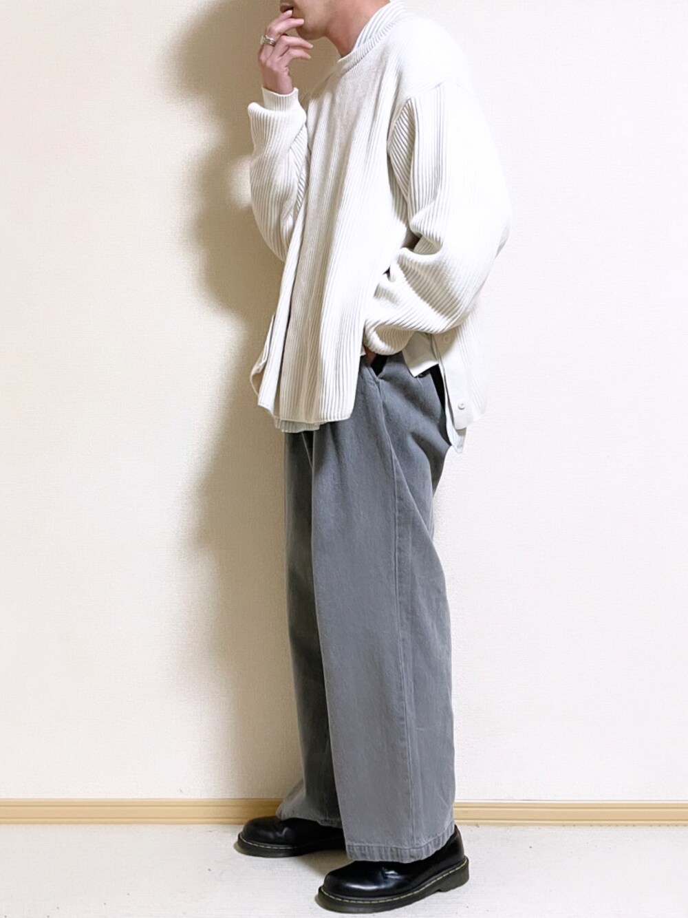 「WYM、LIDnM、Dr.Martens、ニット、白ニット、スリット、レイヤードスタイル、シャツスタイル、デニム、デニムパンツ、トレンド、春コーデ、春、革靴、大人カジュアル」｜「LIDNMのOVERSIZED 7G AZE KNIT（ニット/セーター、ホワイト系）」を使った、SHOTARO さん（メンズ・177cm）の春コーディネートの1枚目の写真